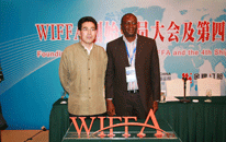 中国国际海运网总裁康树春与非洲嘉宾在wiffa前合影
