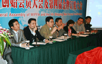    中国国际海运网总裁康树春与嘉宾互动